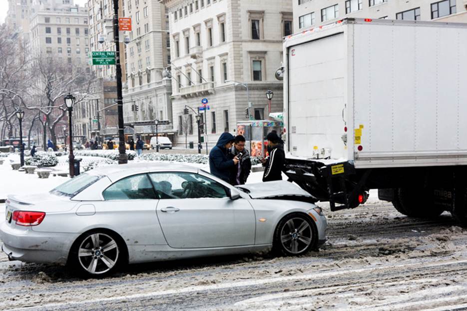 A car accident on the street

AI-generated content may be incorrect.